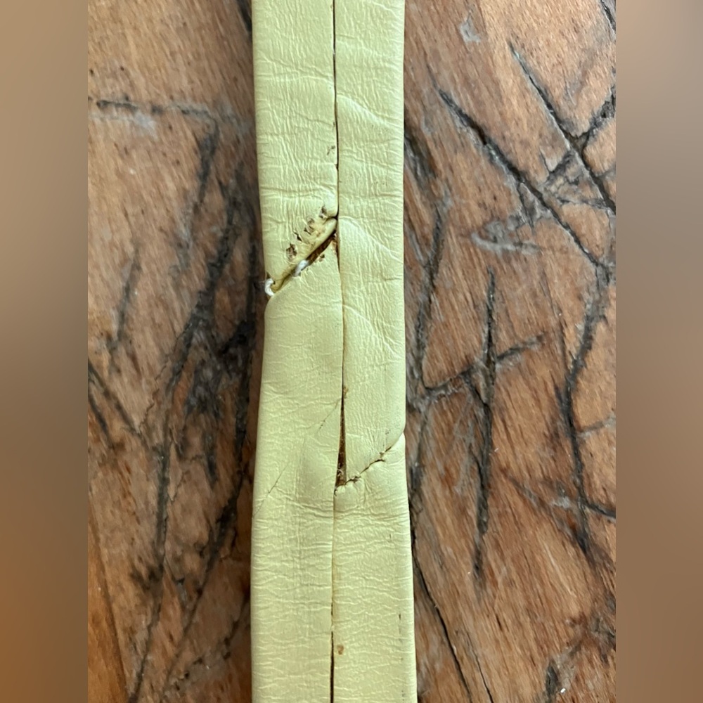 💥2 for 1💥Vintage Le Chateau Skinny Yellow Leather Necktie - late 70s & 80s - Picture 10 of 10